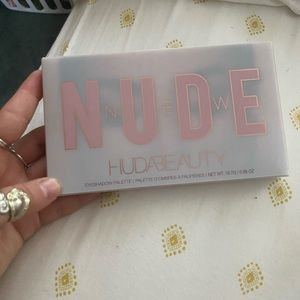 Huda beauty nude eyeshadow palette